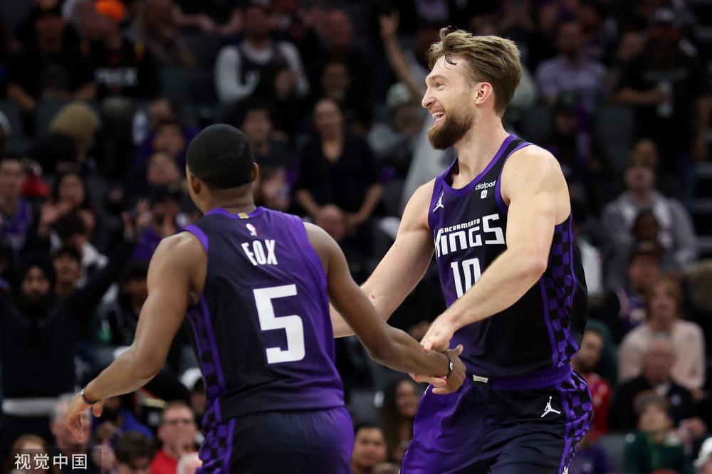 [NBA]东契奇篮下一打二 强硬上篮打板命中.